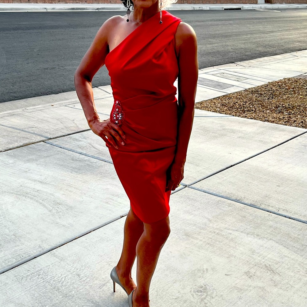 Fall in love with this Cocktail dress, size 6